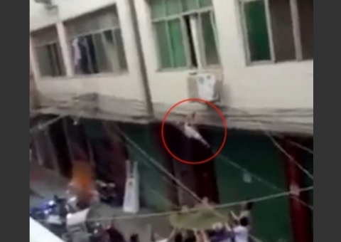 Após cair da janela do apartamento, criança fica pendurada em cabos elétricos 