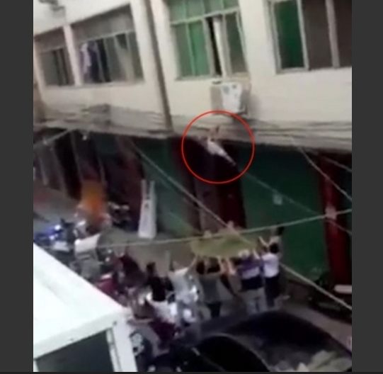 Após cair da janela do apartamento, criança fica pendurada em cabos elétricos 