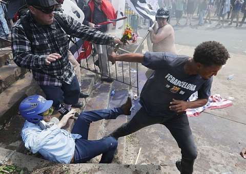 Dia de manifestação de supremacistas brancos termina em violência e 3 mortes nos EUA