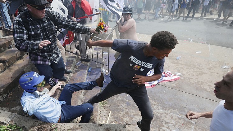 Dia de manifestação de supremacistas brancos termina em violência e 3 mortes nos EUA