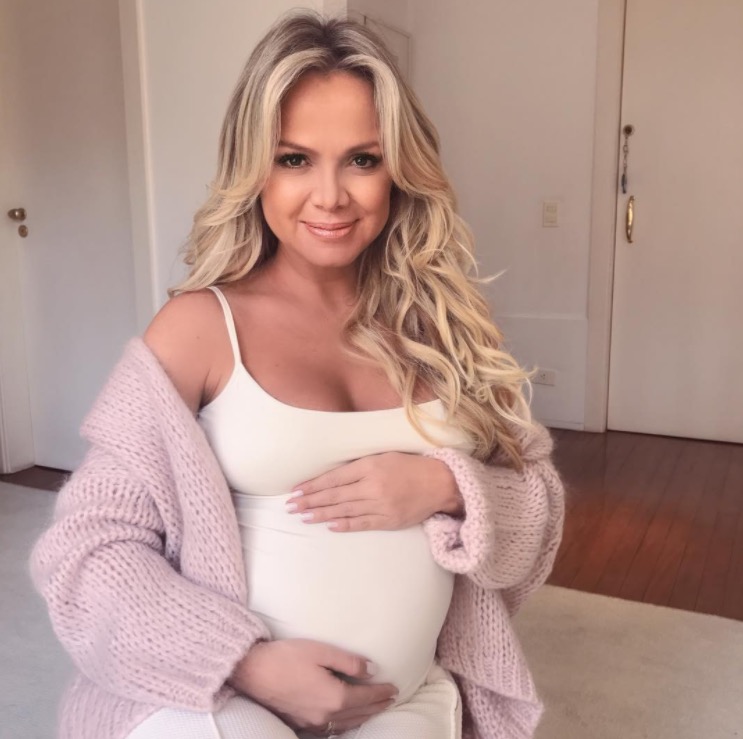 Eliana posa com barrigão de oito meses: 'parecia não ser possível'