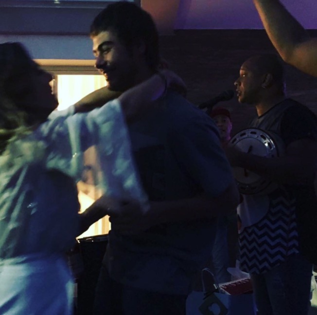    Apaixonada, Tatá Werneck se declara pela 1º vez para o namorado e faz piada com idade