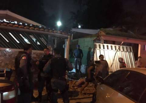 Carro em fuga derruba muro de casa e homem tem perna amputada em Manaus