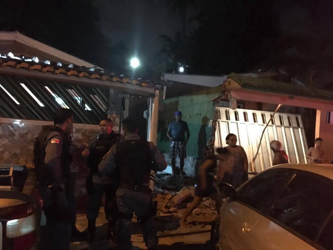 Carro em fuga derruba muro de casa e homem tem perna amputada em Manaus