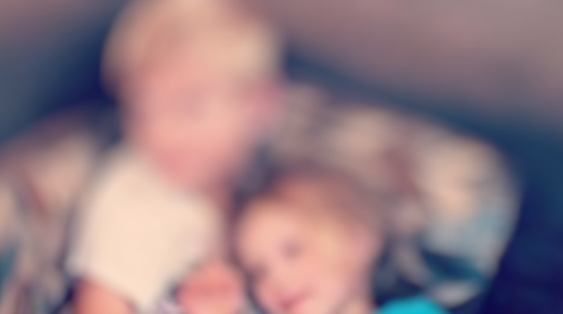 Com ciúmes do ex, mulher mata filhos pequenos e rival para se vingar