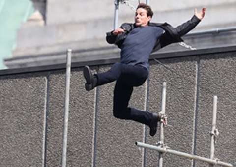 Tom Cruise sofre acidente pulando de prédio em cena de 'Missão Impossível 6'