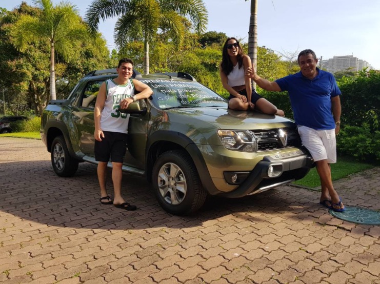 Anitta surpreende pai e dá carro de presente 