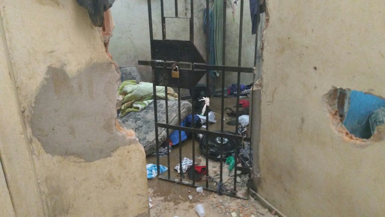 Durante motim, presos destroem cela e objetos de delegacia no AM