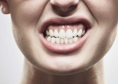 O que o bruxismo tem a ver com seu estado mental e por que muita gente não sabe que tem?