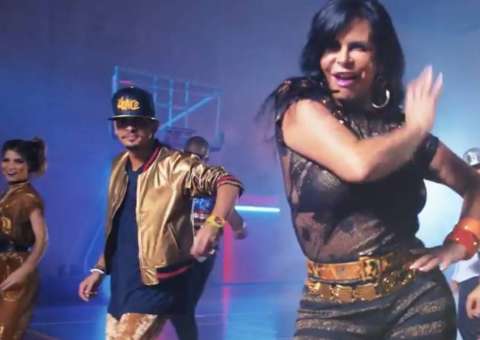 Gretchen surpreende ao surgir em mancha de infiltração de banheiro em comercial 