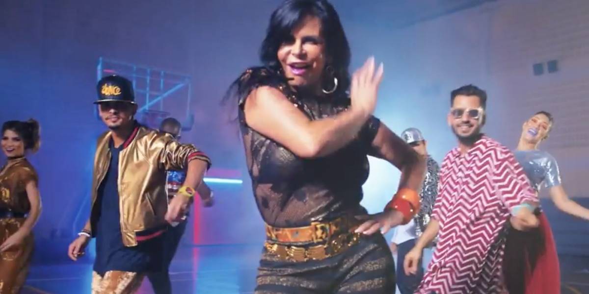 Gretchen surpreende ao surgir em mancha de infiltração de banheiro em comercial 