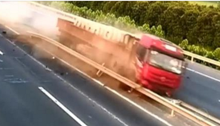 Caminhoneiro dorme ao volante e quase provoca tragédia na pista
