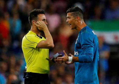 CR7 pode pegar suspensão de 12 jogos por empurrar árbitro