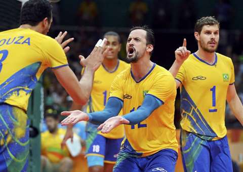 Seleção chega a Manaus e participa de sessão de autógrafos nesta segunda-feira