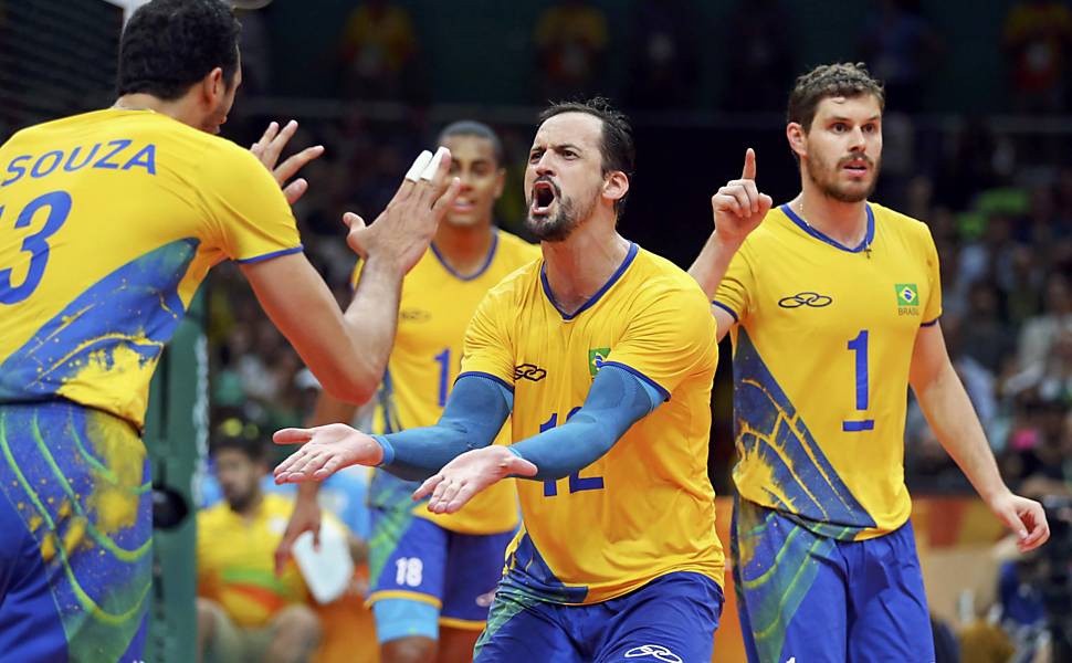 Seleção chega a Manaus e participa de sessão de autógrafos nesta segunda-feira