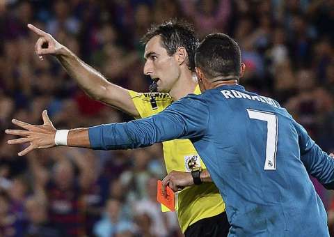 Cristiano Ronaldo é suspenso por 5 jogos, após 'agredir' juiz