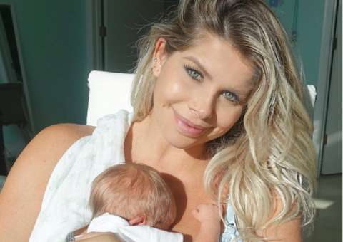 Karina Bacchi posa com filho em banho de sol e encanta seguidores