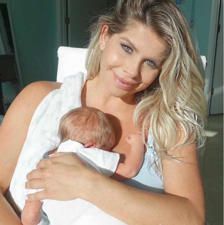 Karina Bacchi posa com filho em banho de sol e encanta seguidores