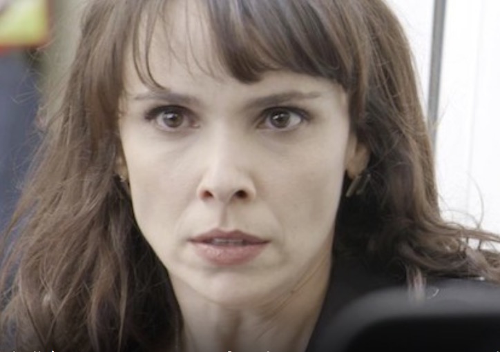 ‘A Força do Querer’: Irene invade casa para matar rivais