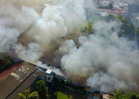 Incêndio em terreno baldio coloca em risco casas vizinhas em Manaus