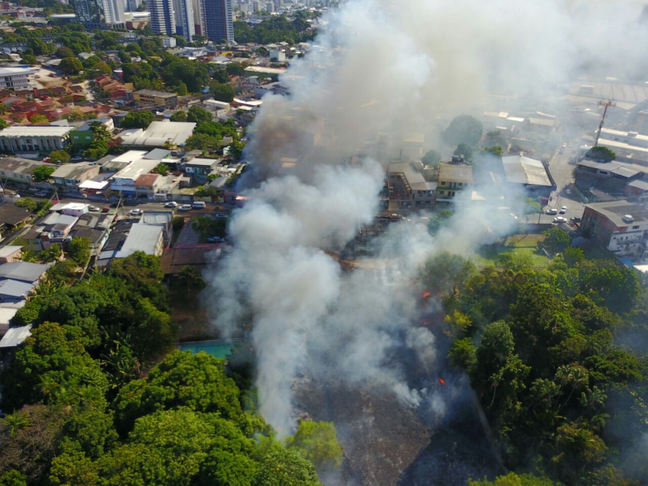 Incêndio em terreno baldio coloca em risco casas vizinhas em Manaus