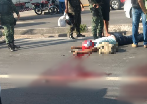 Motoqueiro tem a cabeça esmagada após tentar ultrapassar caminhão-baú em Manaus