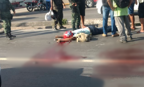 Motoqueiro tem a cabeça esmagada após tentar ultrapassar caminhão-baú em Manaus