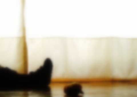 Algemada em quarto, menina foi espancada e estuprada pelo padrasto durante 9 anos