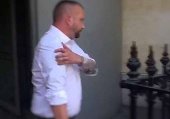 Homem divulga fotos e vídeos fazendo sexo com cachorro na internet e se dá mal