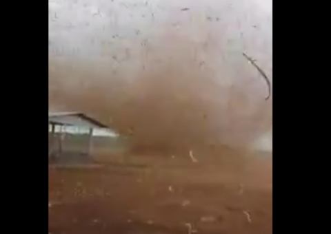 Redemoinho em fazenda assusta moradores e quase leva todos pela frente 