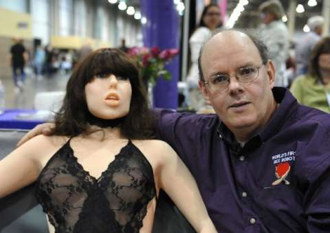 Viúvos desejam boneca hiper-realista parecida com esposa falecida