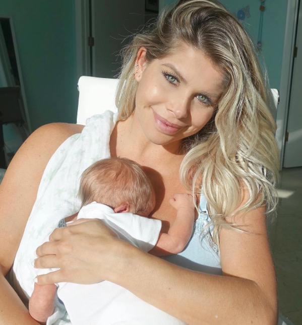 Karina Bacchi mostra foto do parto para comemorar 7 dias de vida de Enrico