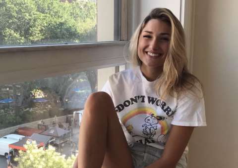 Sasha posta foto de biquíni durante viagem na Espanha