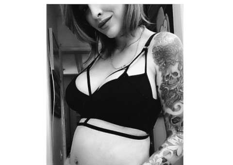 Ex-BBB Clara Aguiar mostra barriga de gravidez