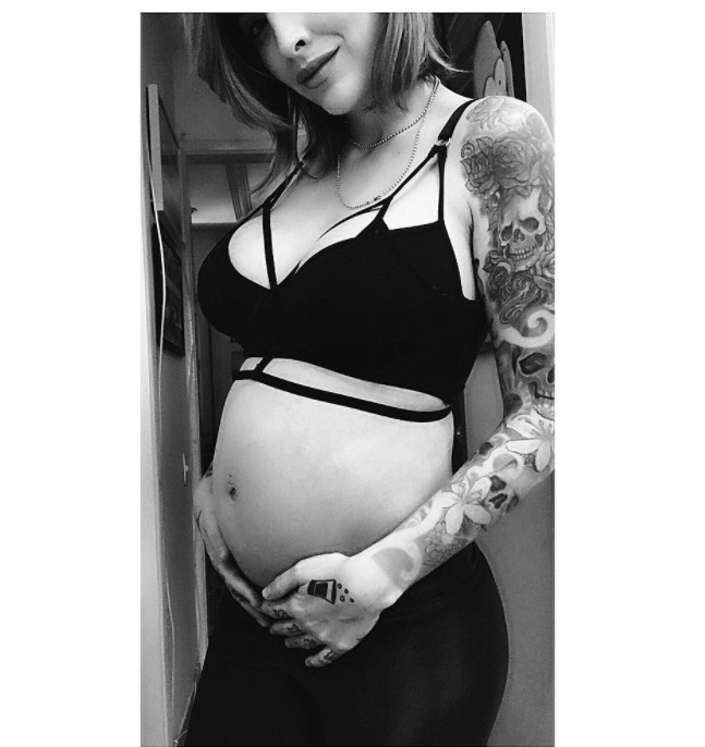 Ex-BBB Clara Aguiar mostra barriga de gravidez