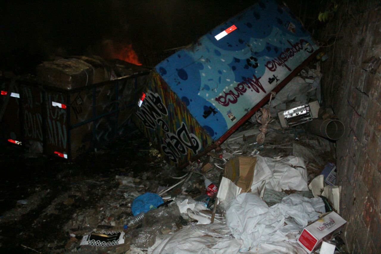 Incêndio de grandes proporções atinge depósito de papelão e preocupa populares em Manaus