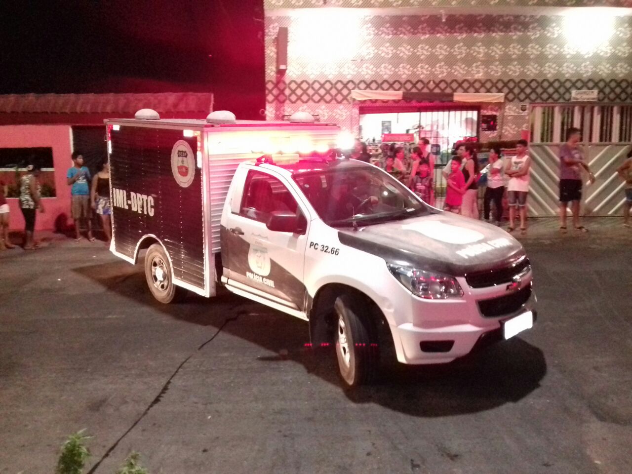 Bandido sobe em laje para matar a tiros rival que empinava pipa em Manaus