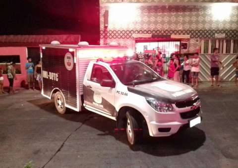 Bandido sobe em laje para matar a tiros rival que empinava pipa em Manaus