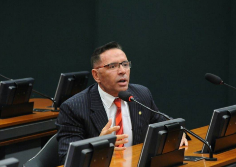 Sabino apresenta melhora e médicos estudam retirar entubação