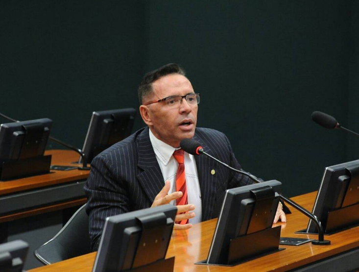 Sabino apresenta melhora e médicos estudam retirar entubação