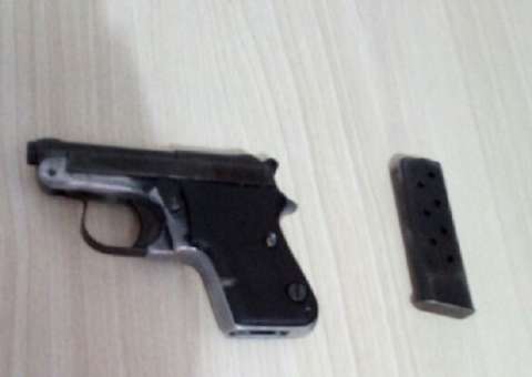 Camareira confunde pistola com um isqueiro e atira em colega