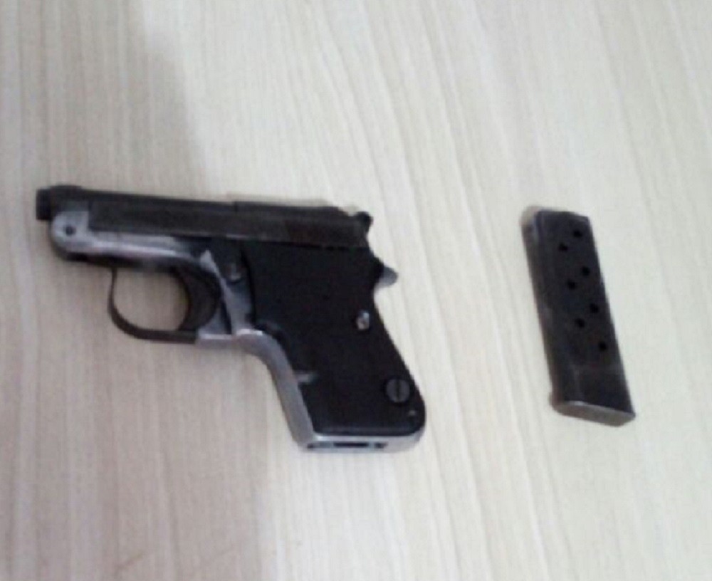 Camareira confunde pistola com um isqueiro e atira em colega