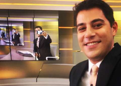 Após fazer coleção, Evaristo Costa doa gravatas para instituição de câncer 