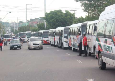 Motoristas do transporte especial fecham avenida em protesto por mais segurança em Manaus