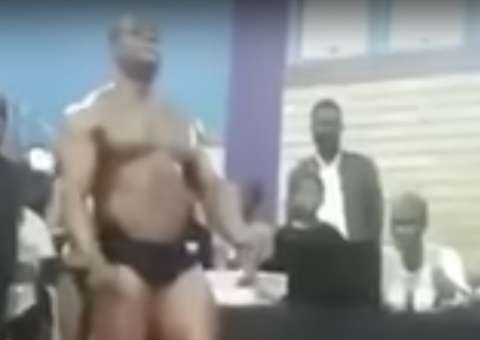 Fisiculturista erra salto e morre na frente do público durante apresentação