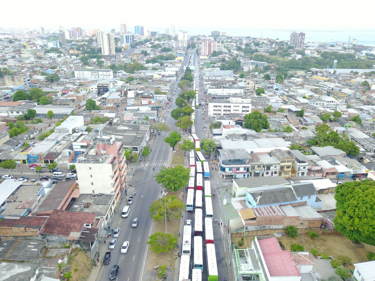 Paralisação do transporte coletivo deixa trânsito caótico em Manaus