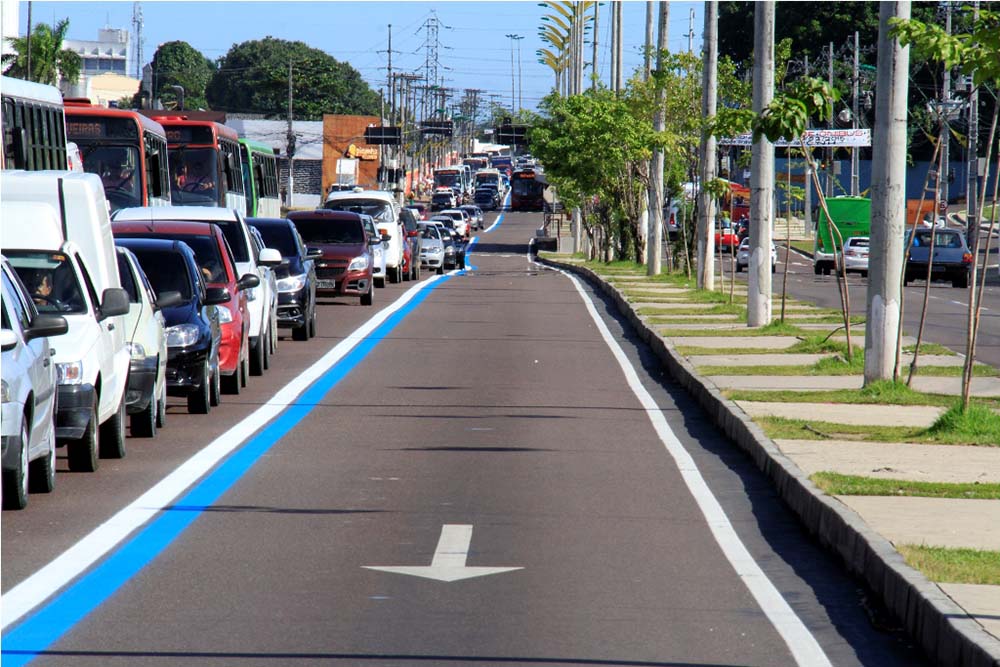Faixa azul é liberada na avenida Constatino Nery, devido a manifestação de motoristas de ônibus