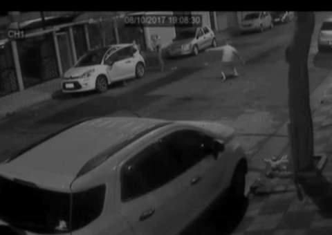 Vídeo mostra desespero de avô ao tentar evitar roubo de carro com neta de 3 anos 