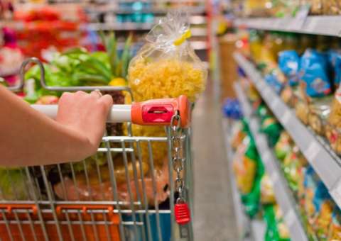 Temer assina decreto para supermercados abrirem aos domingos e feriados 