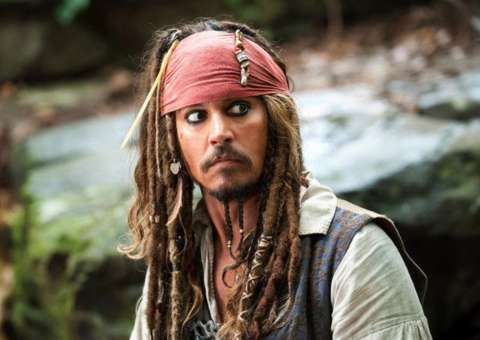Johnny Depp visita hospital vestido de Jack Sparrow